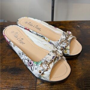 Helen's Heart featuring a floral pattern and decorative gold hardware size 6